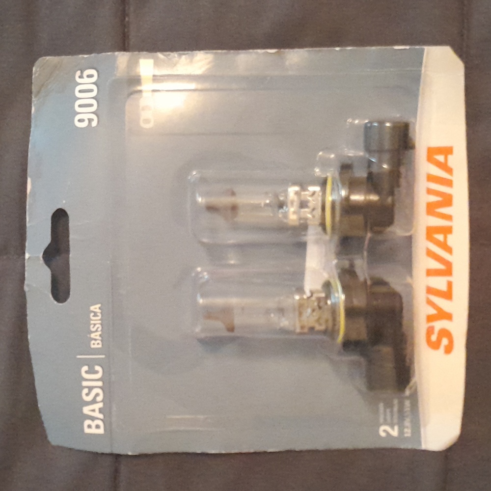 Sylvania Basic 9006, 2 Halogen Bulbs